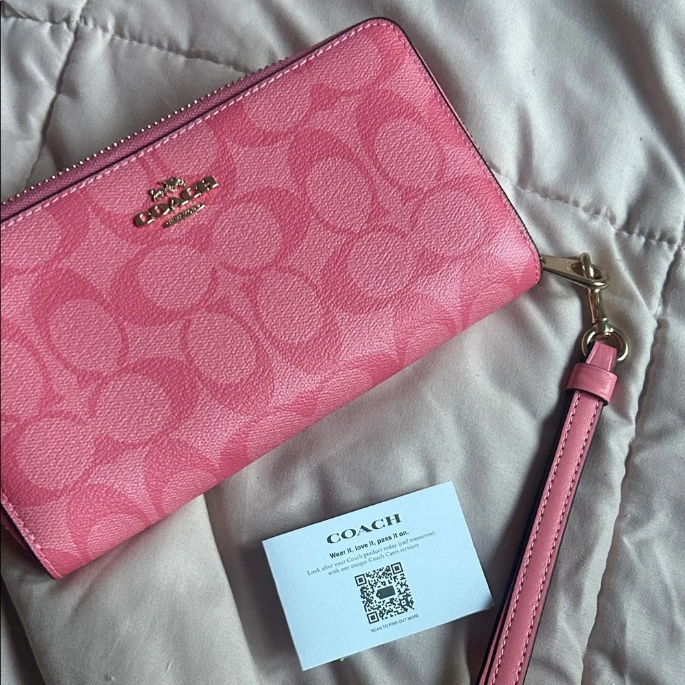 Coach Signature‎ Pink Wristlet